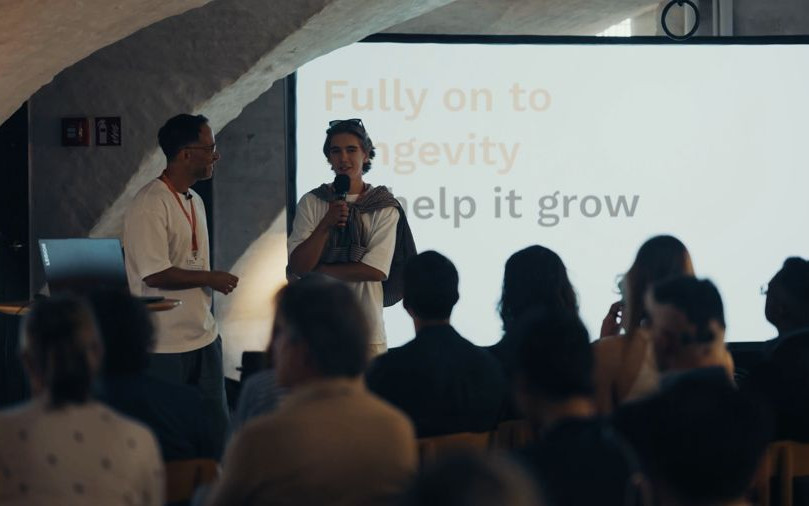 Alek on the mic at ARDD, Copenhagen