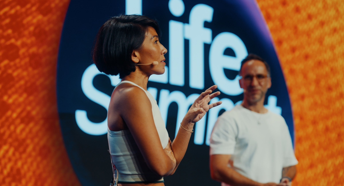 Marek und Olivia Lesslar auf der Bühne beim Life Summit Berlin, Mai 2026.